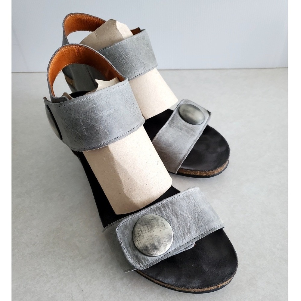 Taos Carousel Wedge Sandals Graphite Leather Medallion Comfort CAR-3209 9-9.5